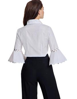 Alba Conde Camisa blanca detalle pasamanería