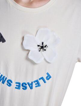 Alba Conde Camiseta blanca con dibujo y flor