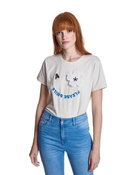 Alba Conde Camiseta blanca con dibujo y flor