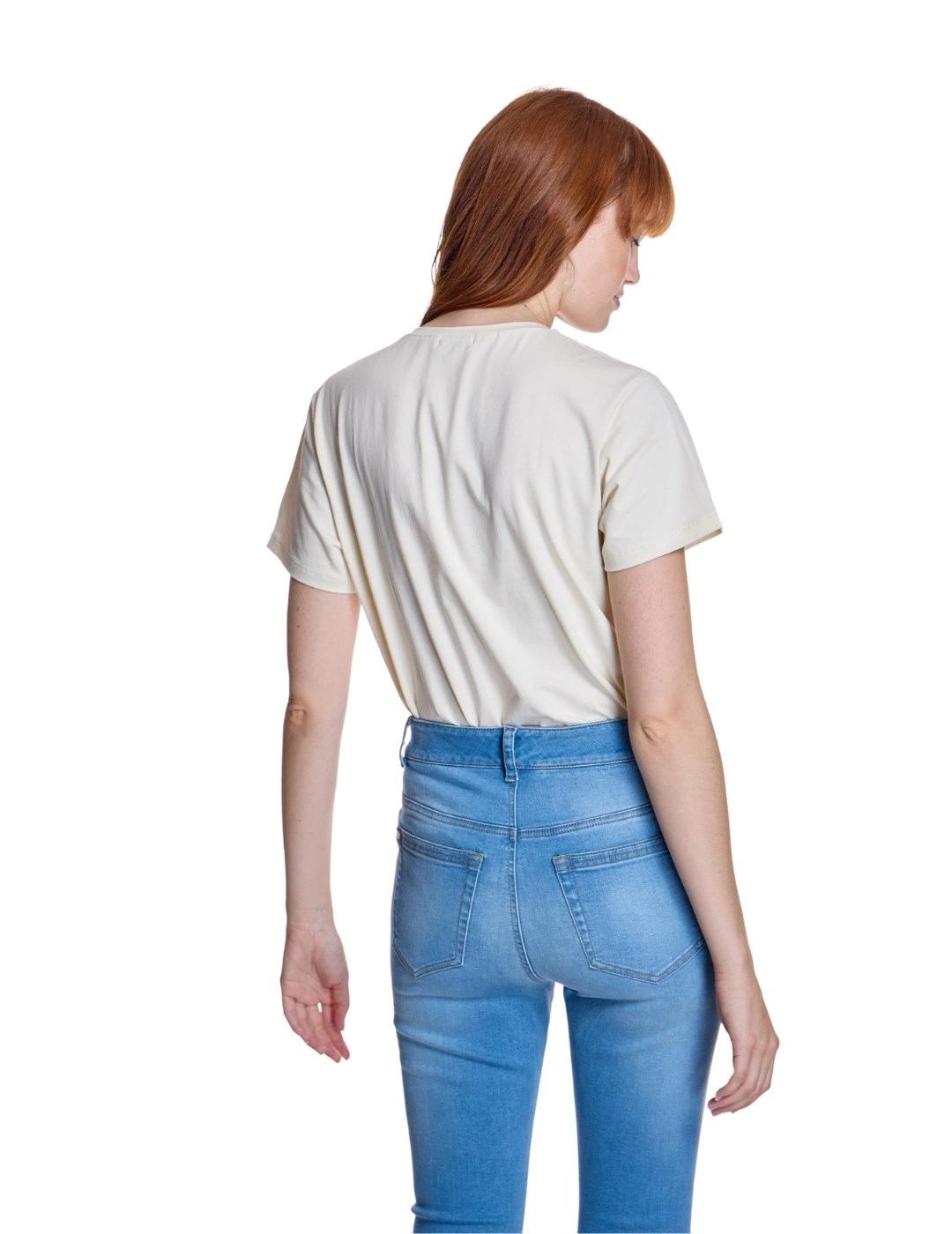 Alba Conde Camiseta blanca con dibujo y flor