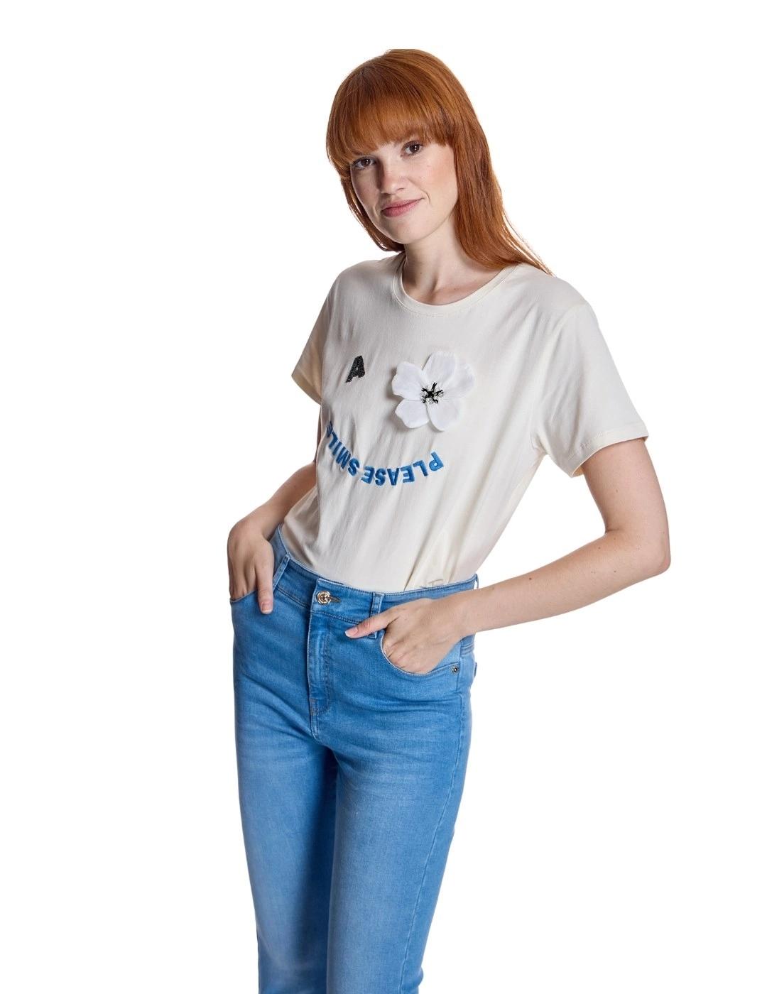 Alba Conde Camiseta blanca con dibujo y flor