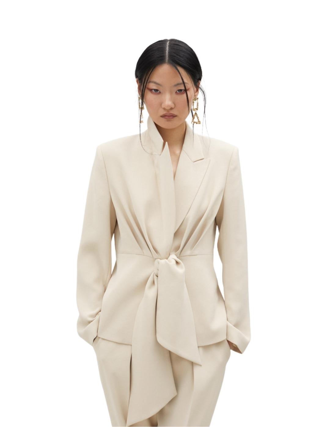 Lola Casademunt Americana Corta Nudo Lateral Crudo