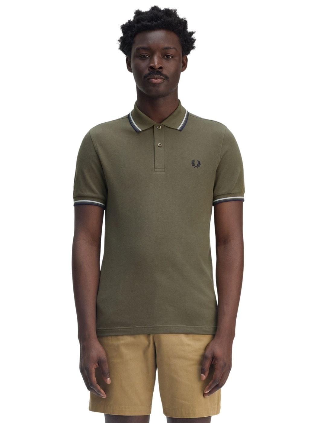 Fred Perry Polo Verde caqui logo oscuro