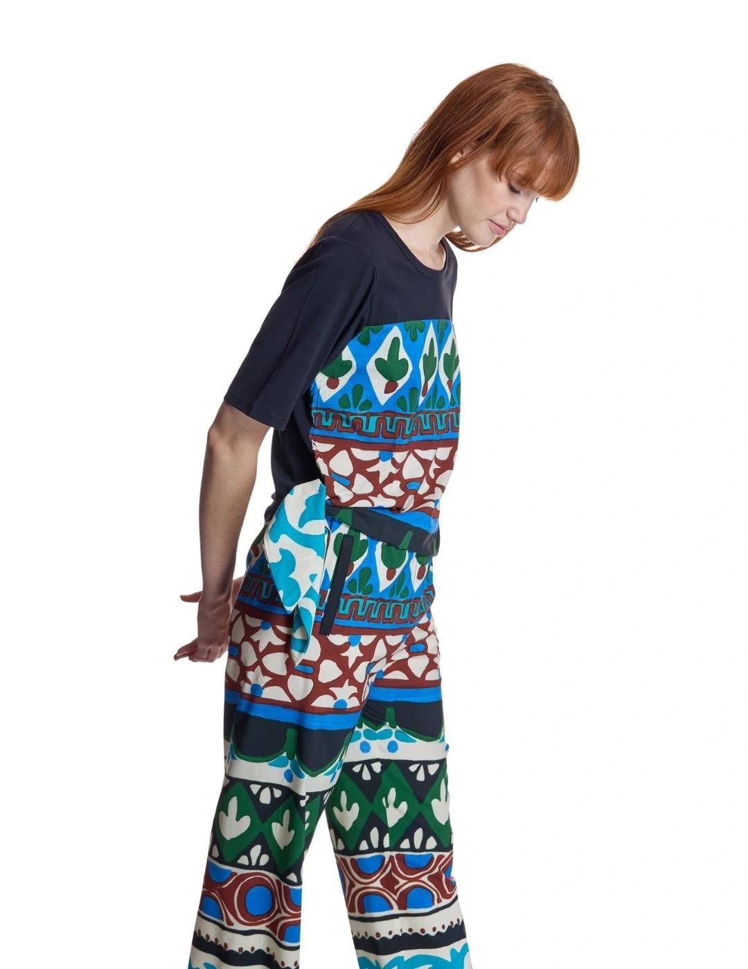 Alba Conde Camiseta Negra con estampado