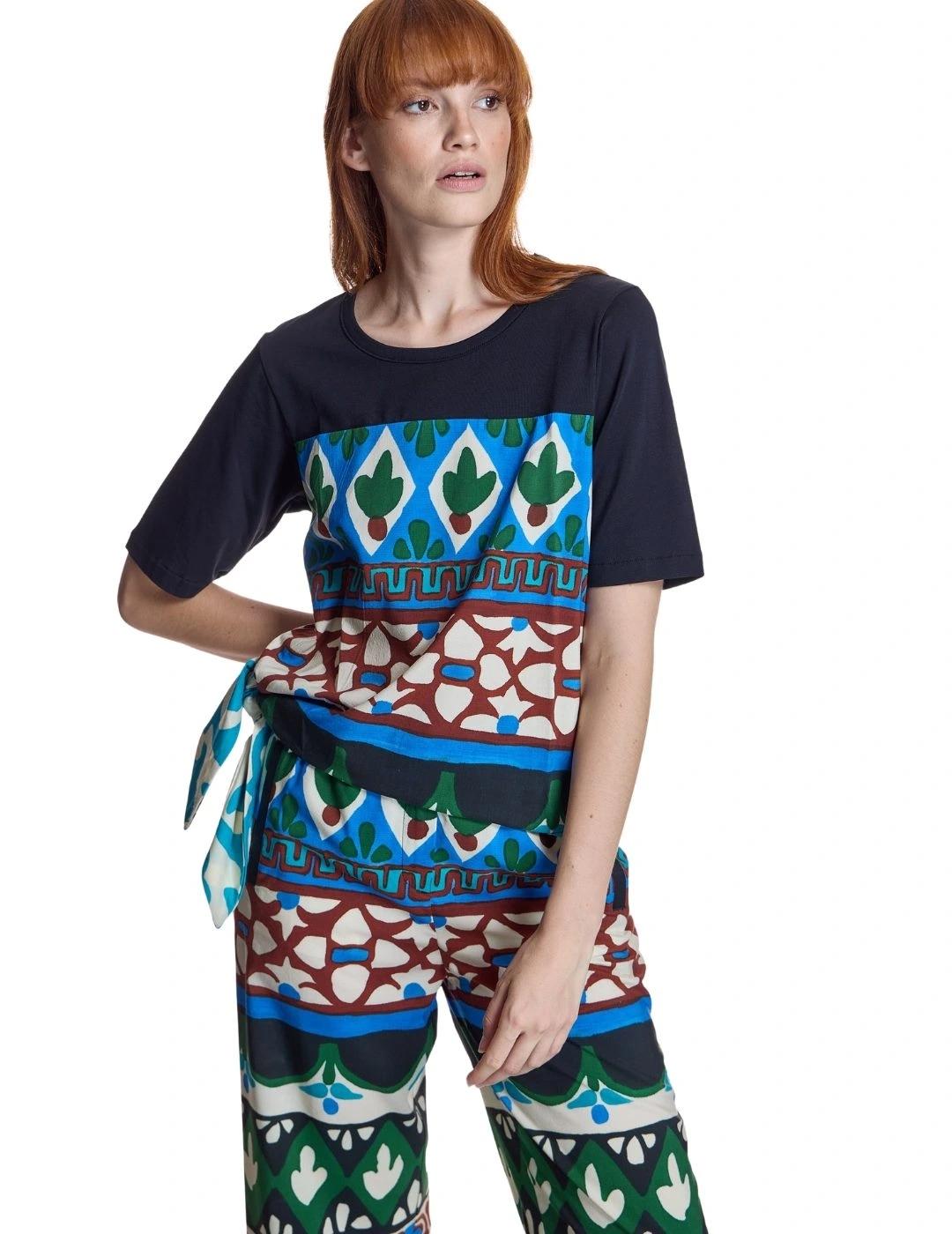 Alba Conde Camiseta Negra con estampado