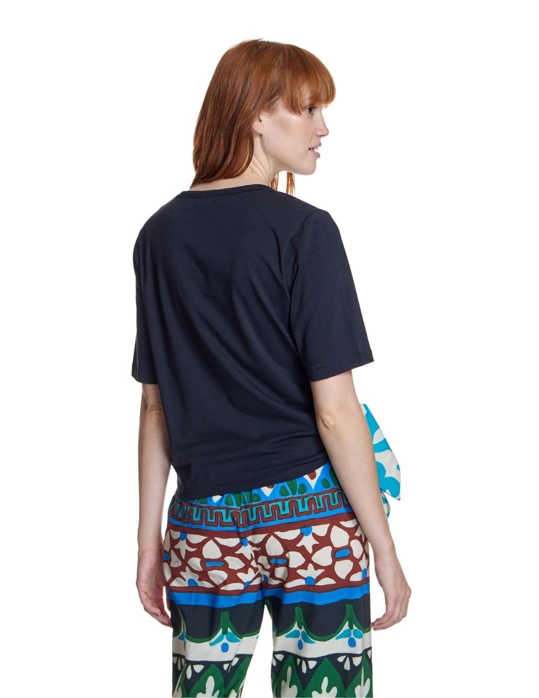 Alba Conde Camiseta Negra con estampado