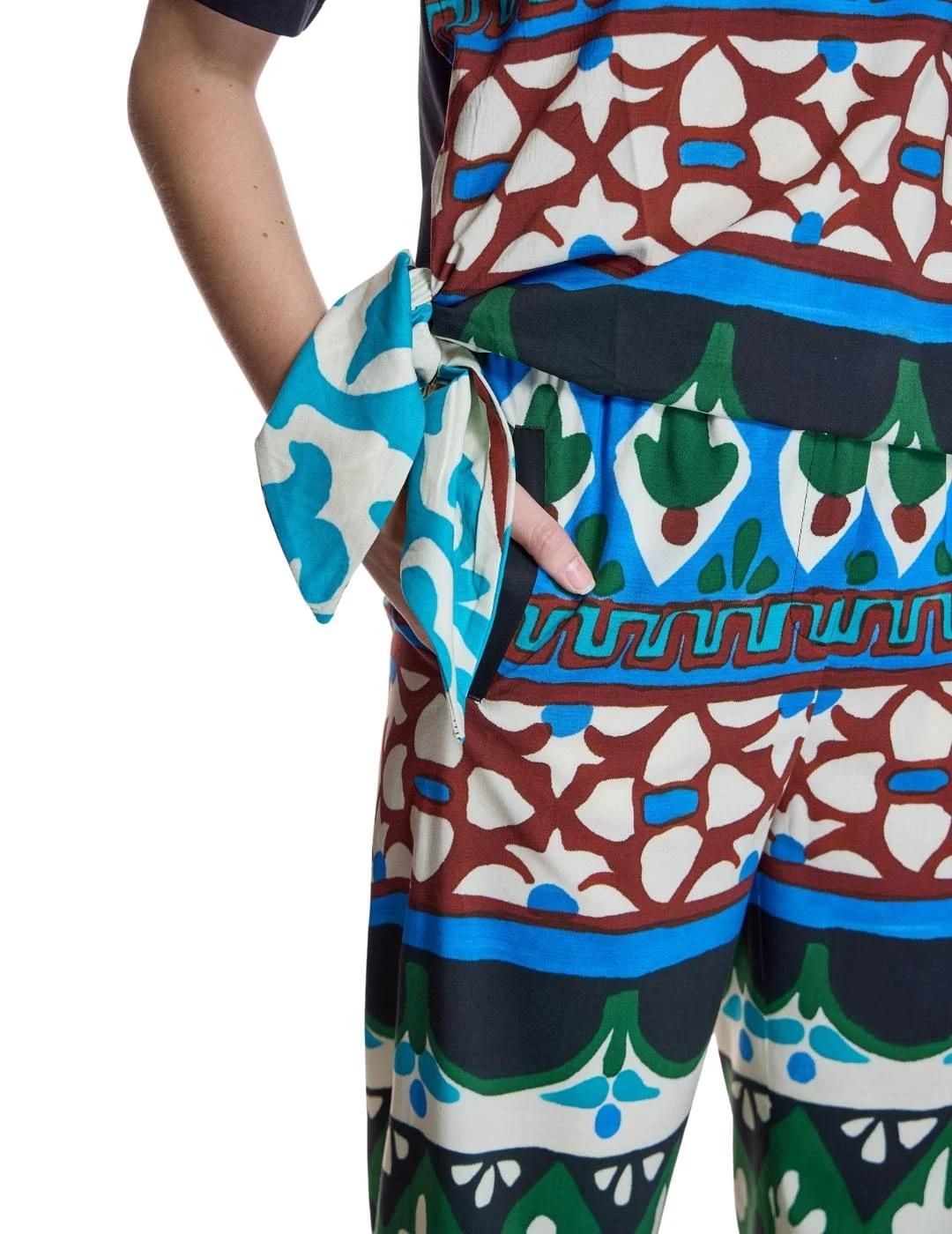 Alba Conde Camiseta Negra con estampado