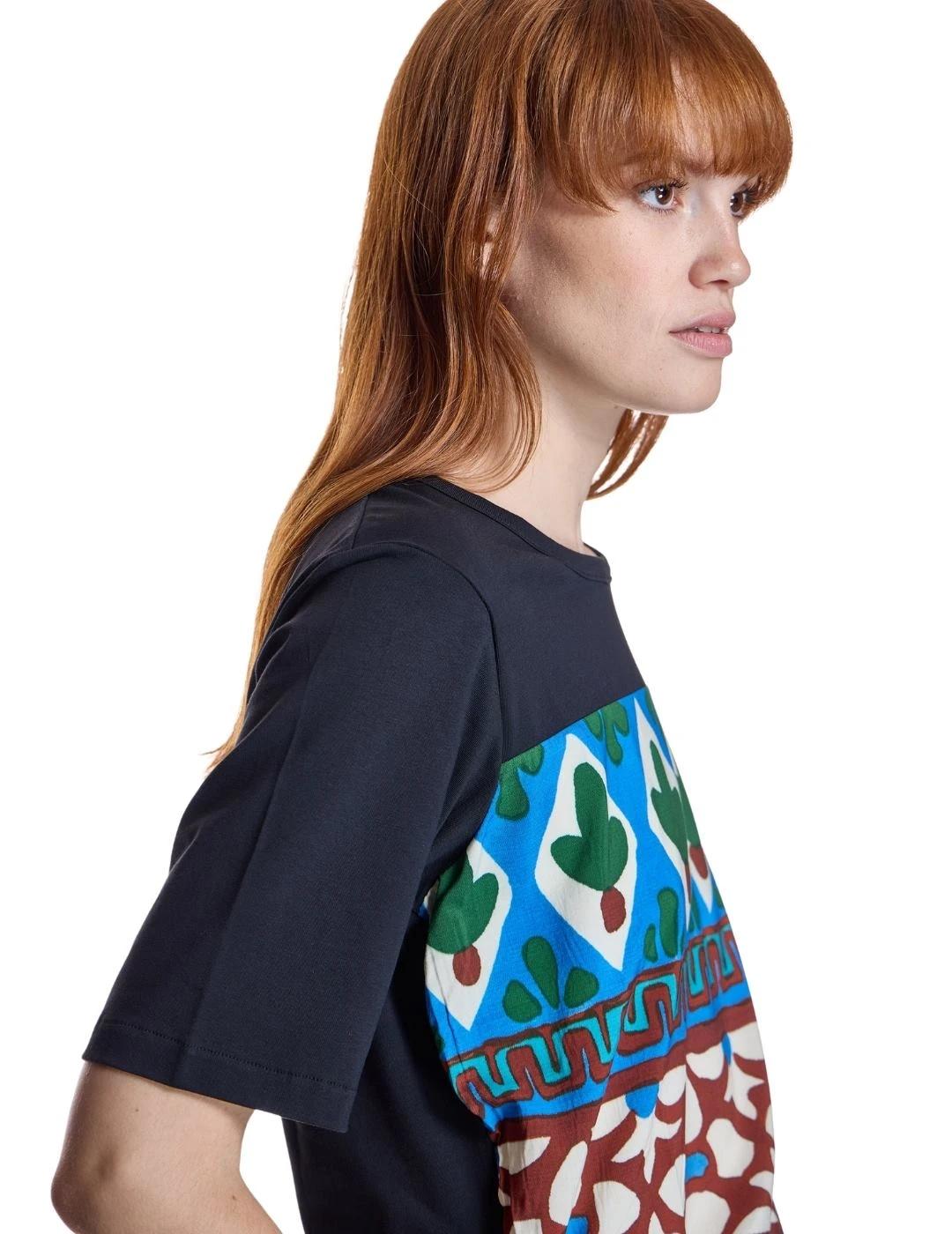 Alba Conde Camiseta Negra con estampado