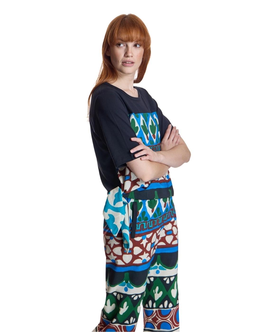 Alba Conde Camiseta Negra con estampado