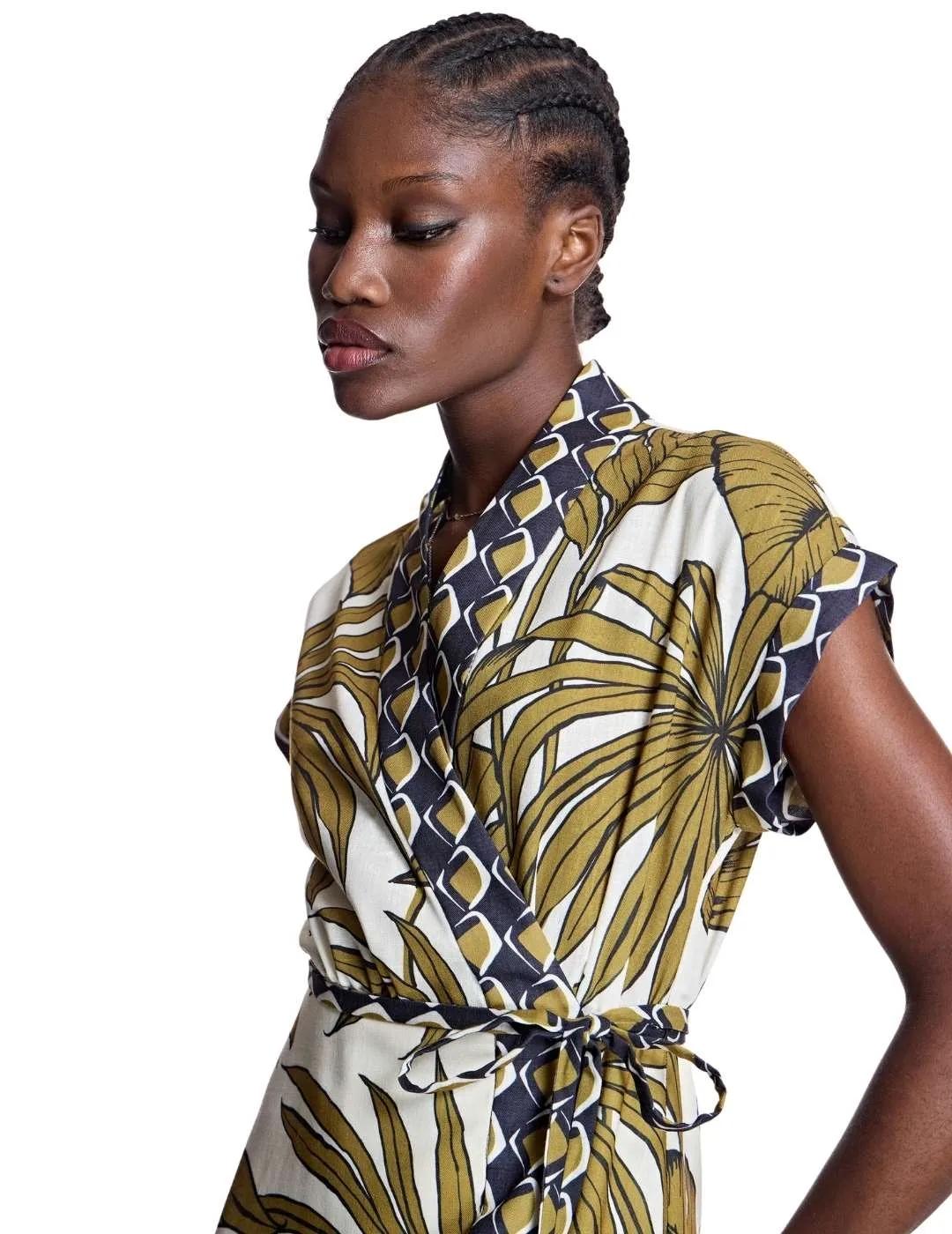 Alba Conde Vestido cruzado con estampado tropical