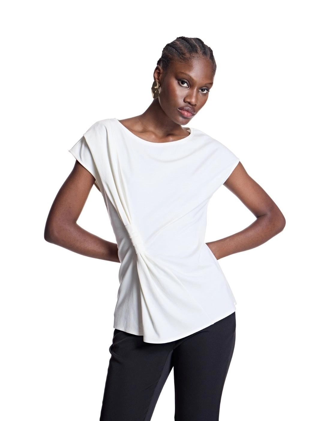 Alba Conde Camiseta Blanca con cruce delantero