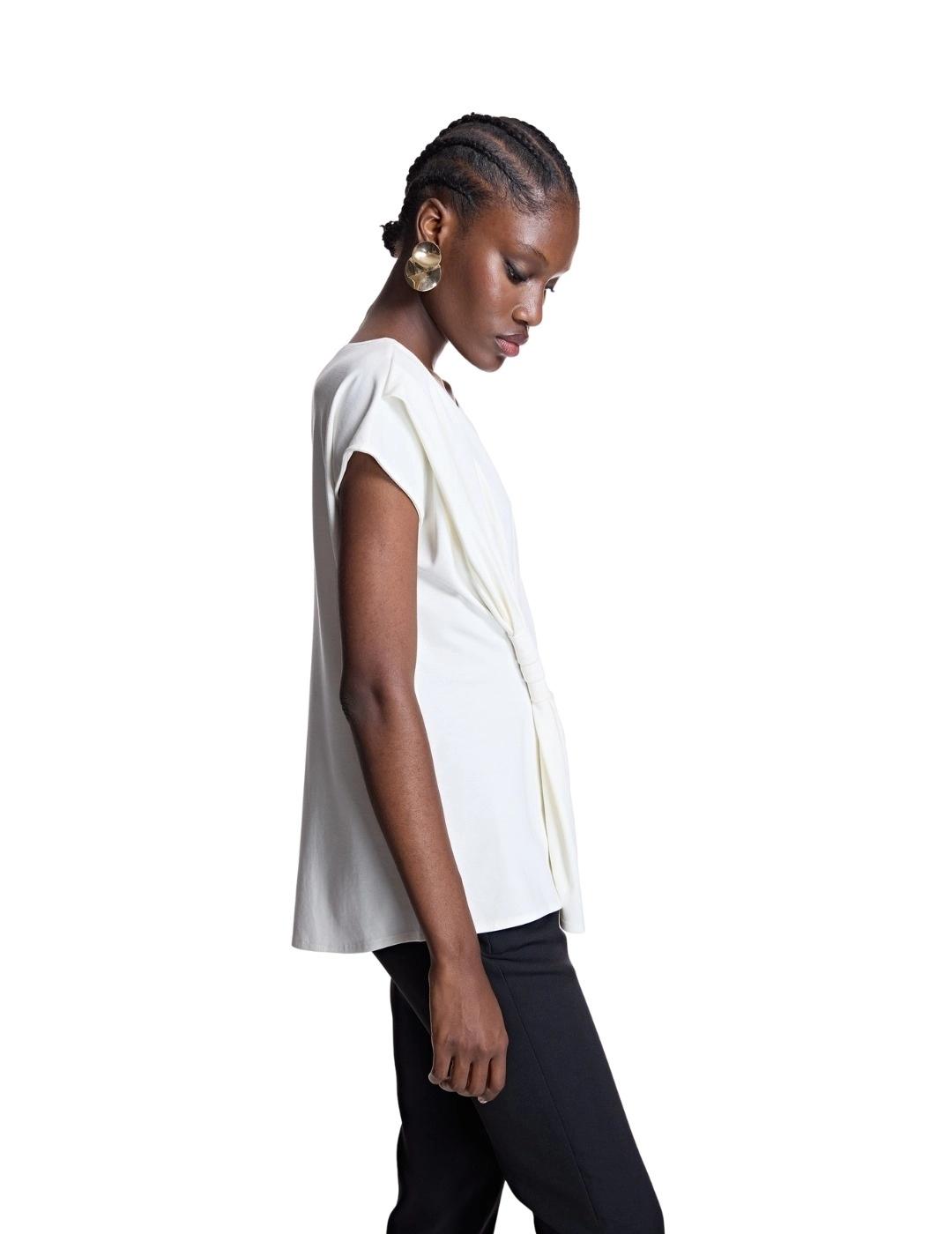 Alba Conde Camiseta Blanca con cruce delantero