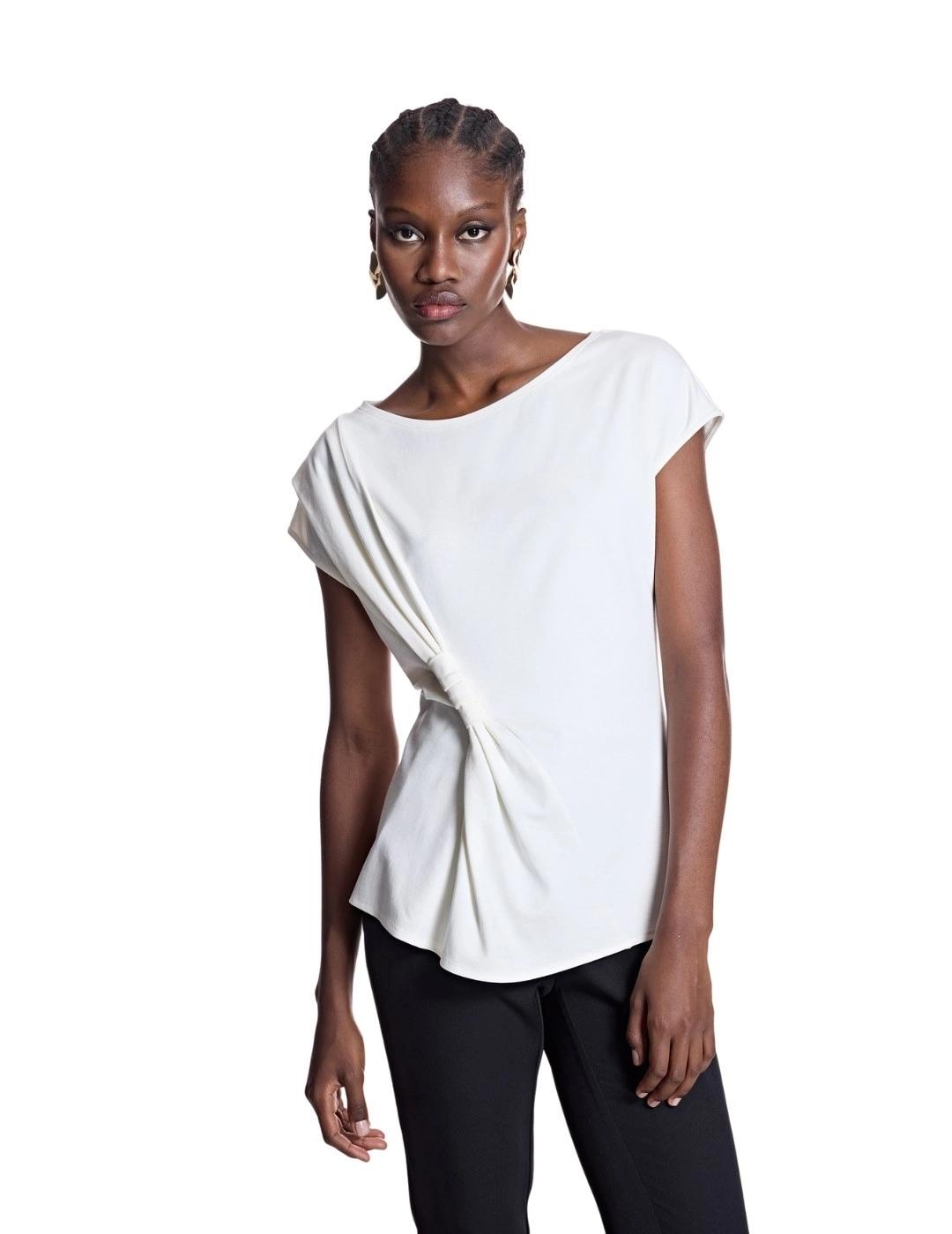 Alba Conde Camiseta Blanca con cruce delantero