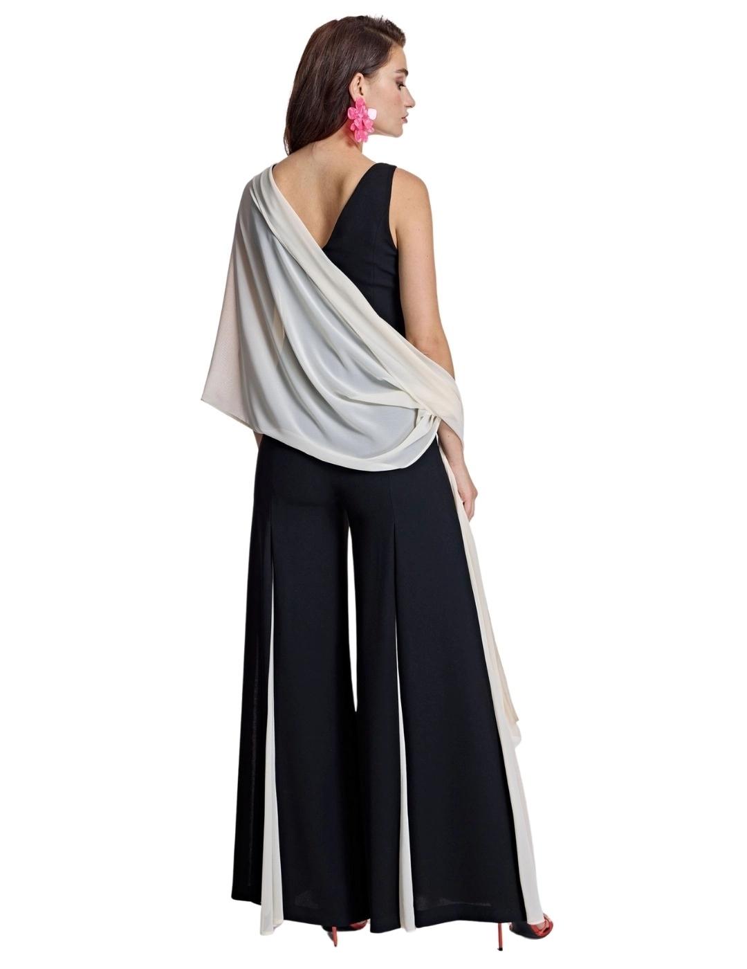 Alba Conde Mono Negro y blanco