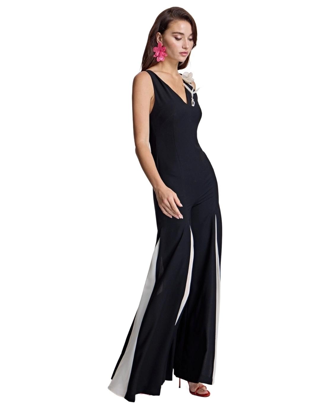 Alba Conde Mono Negro y blanco