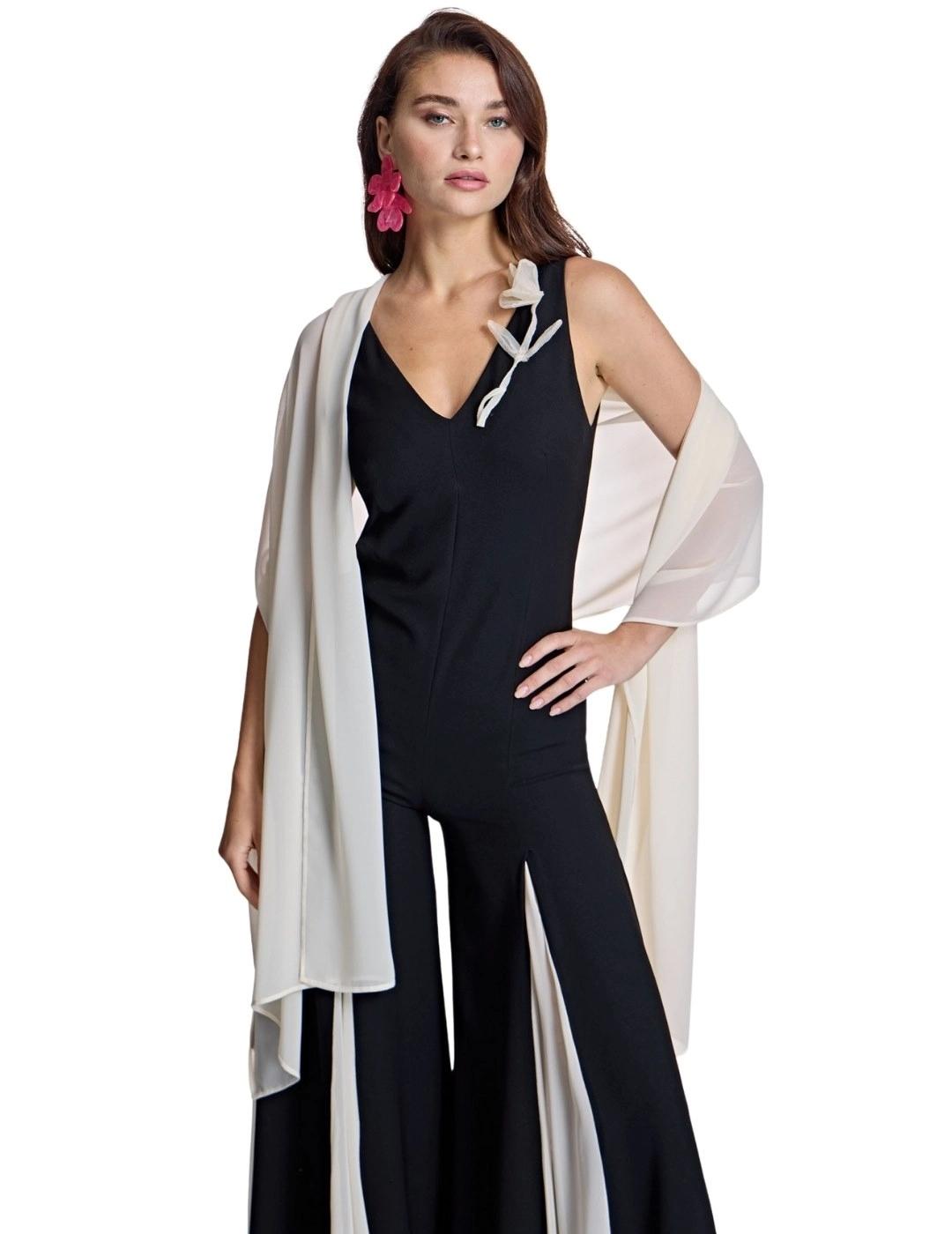 Alba Conde Mono Negro y blanco