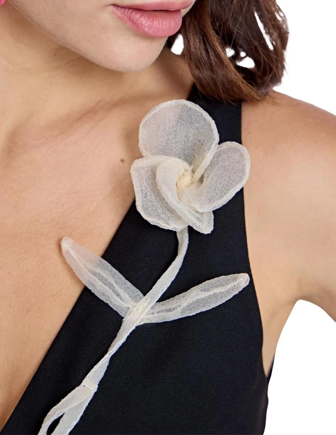 Alba Conde Mono Negro y blanco