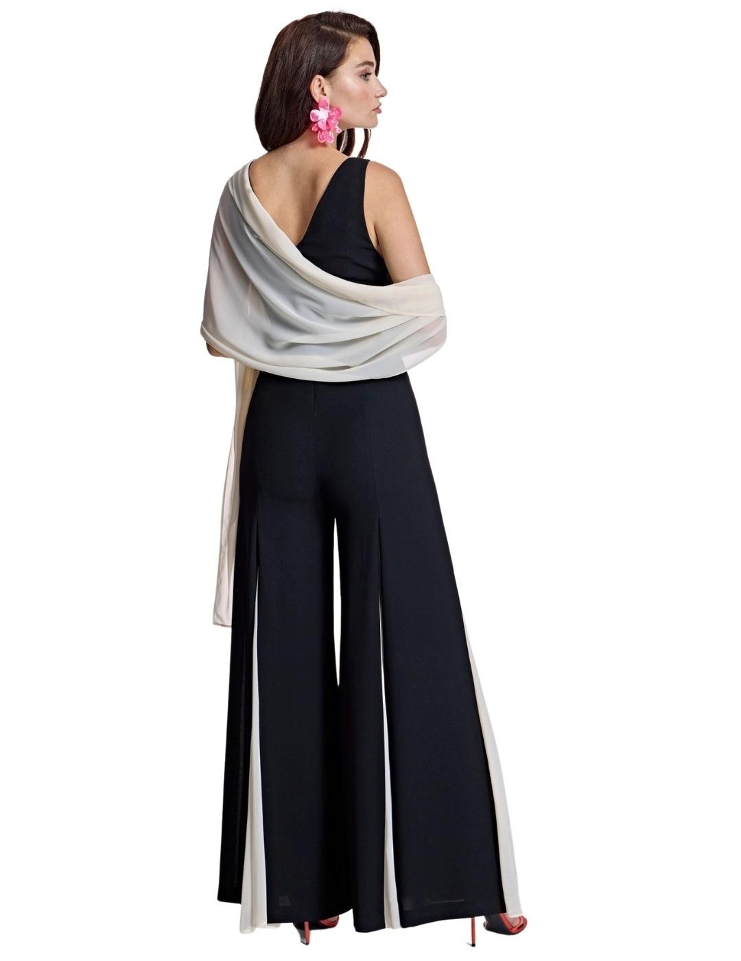 Alba Conde Mono Negro y blanco