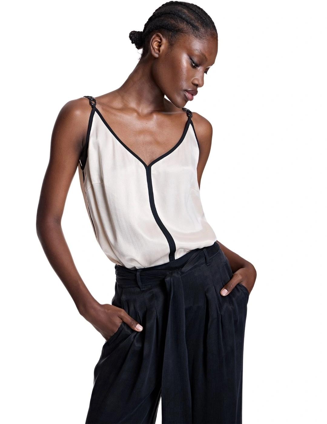 Alba Conde Top satinado con cadena en tirante