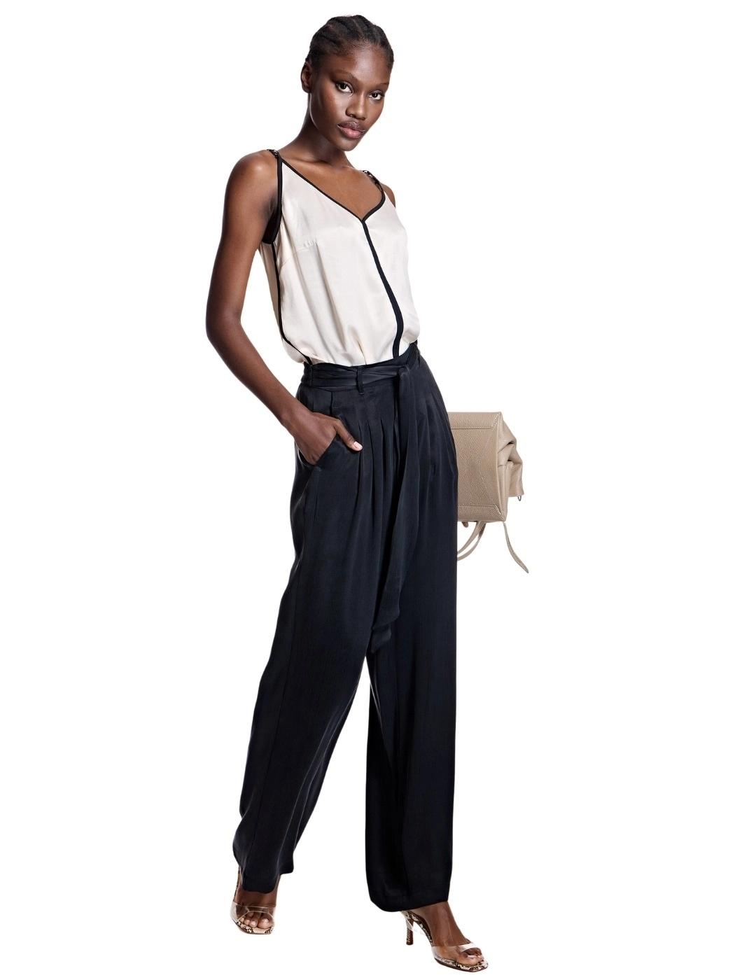 Alba Conde Top satinado con cadena en tirante