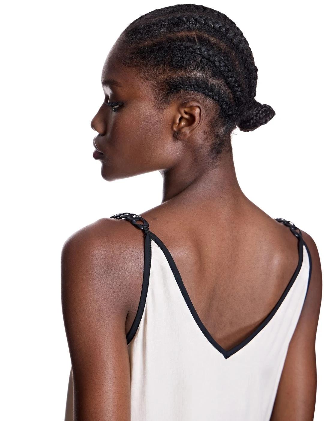 Alba Conde Top satinado con cadena en tirante