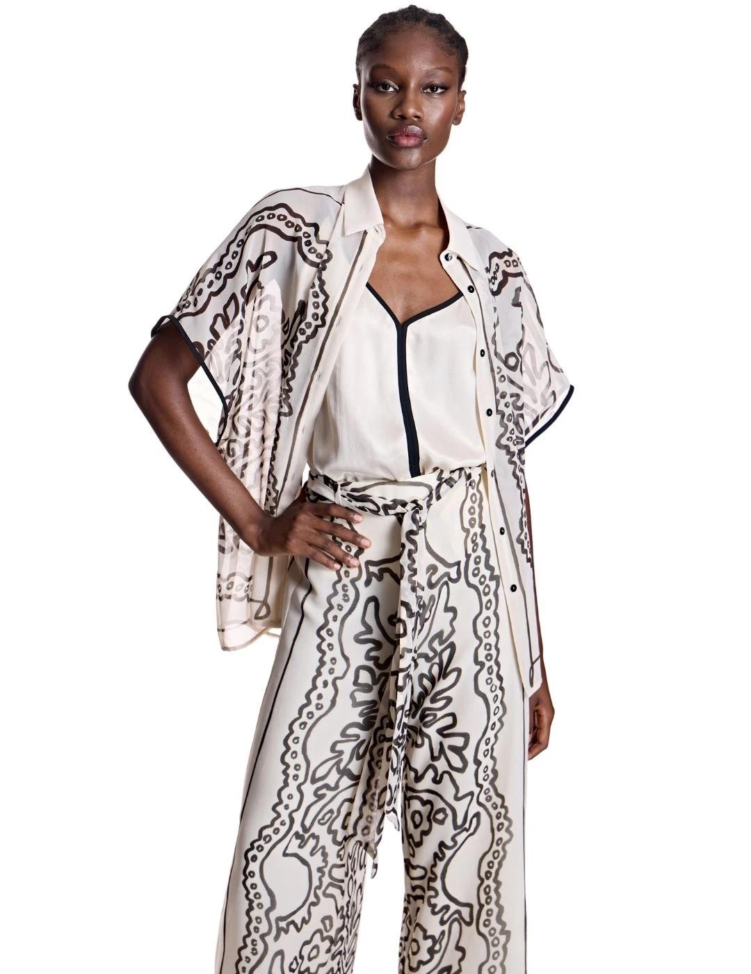 Alba Conde Top satinado con cadena en tirante