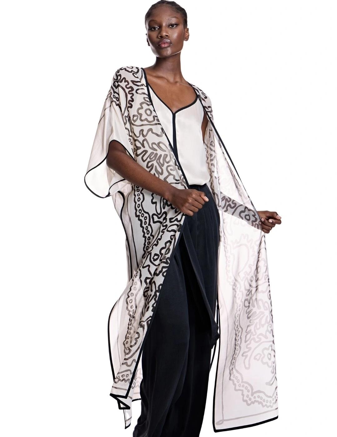 Alba Conde Top satinado con cadena en tirante