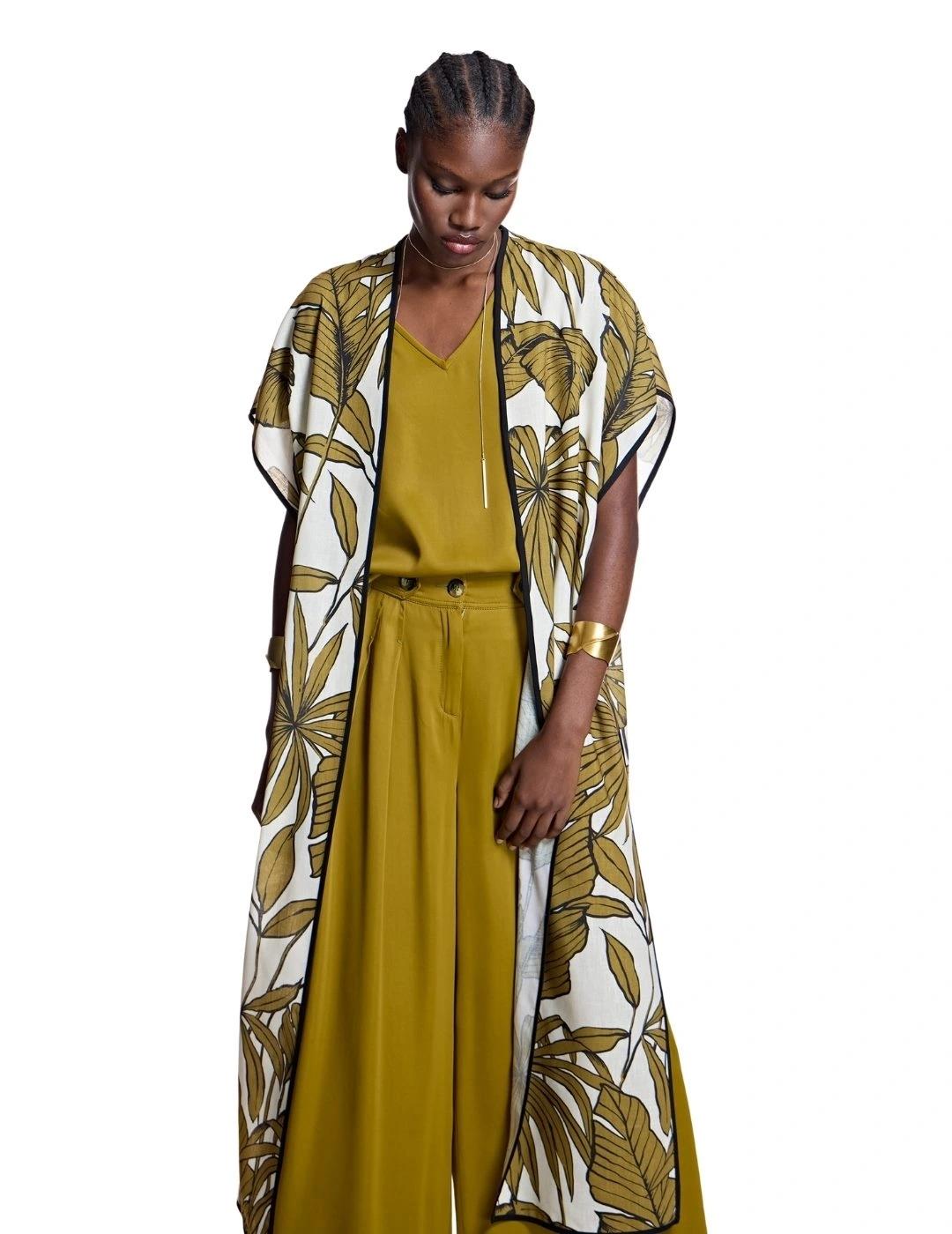 Alba Conde Kimono estampado tropical verde oliva