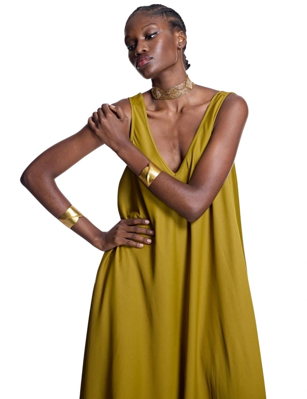 Alba Conde Vestido fluido verde oliva