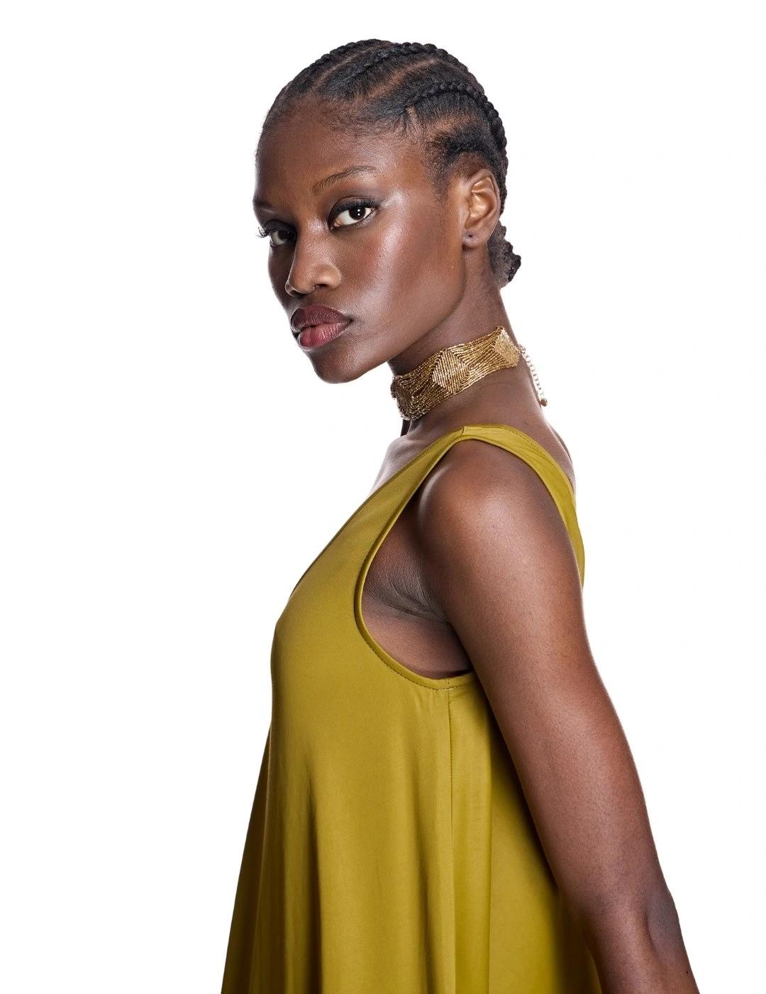 Alba Conde Vestido fluido verde oliva