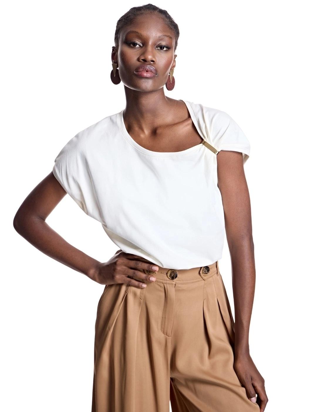 Alba Conde Camiseta blanca con aplique en hombro