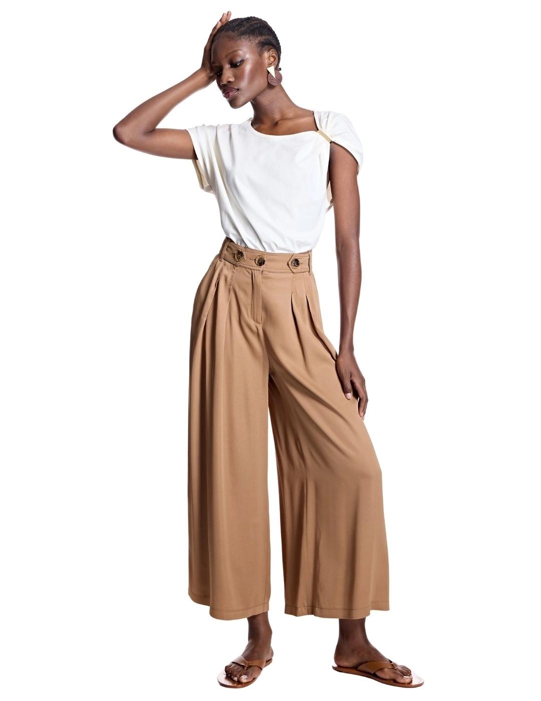 Alba Conde Camiseta blanca con aplique en hombro