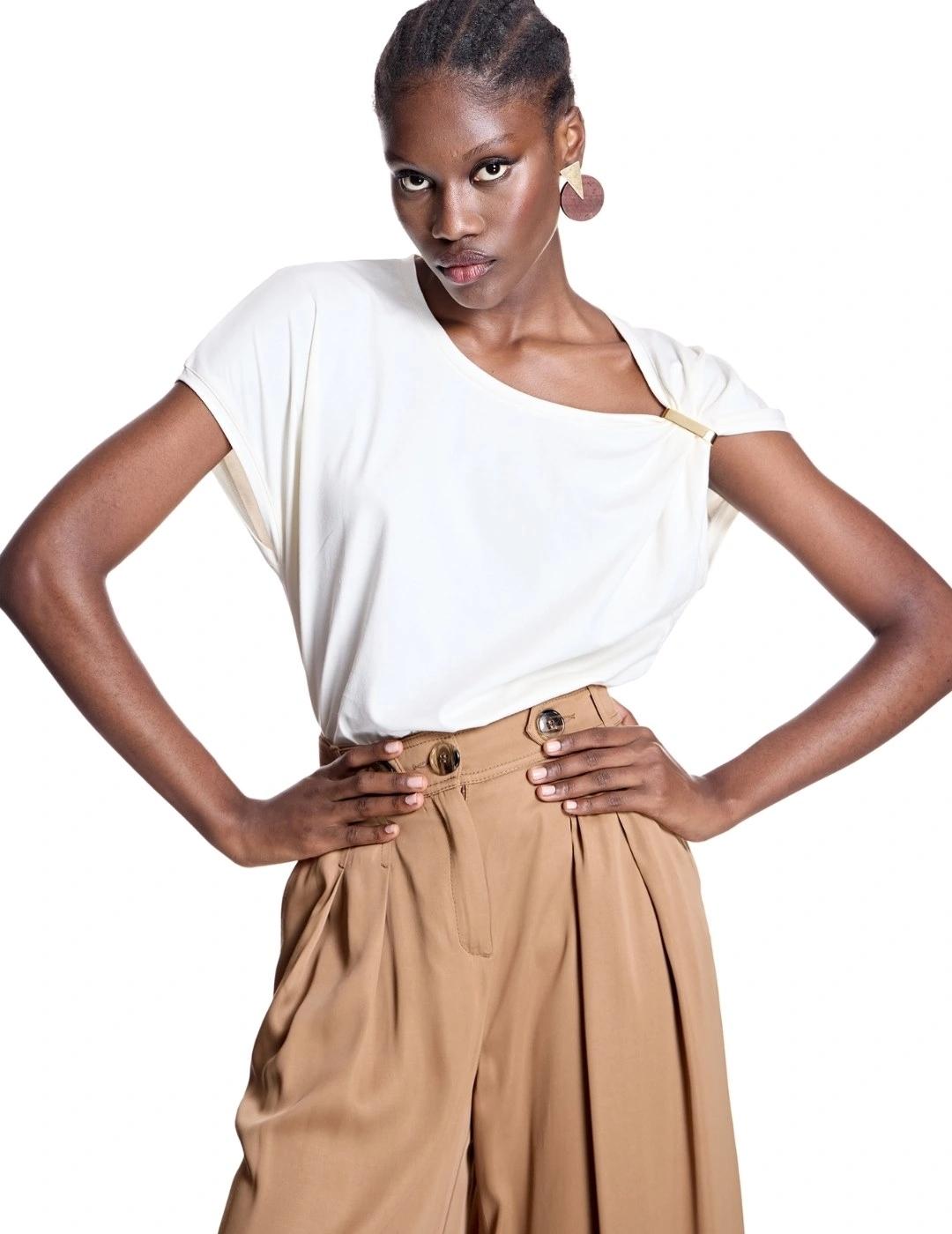 Alba Conde Camiseta blanca con aplique en hombro