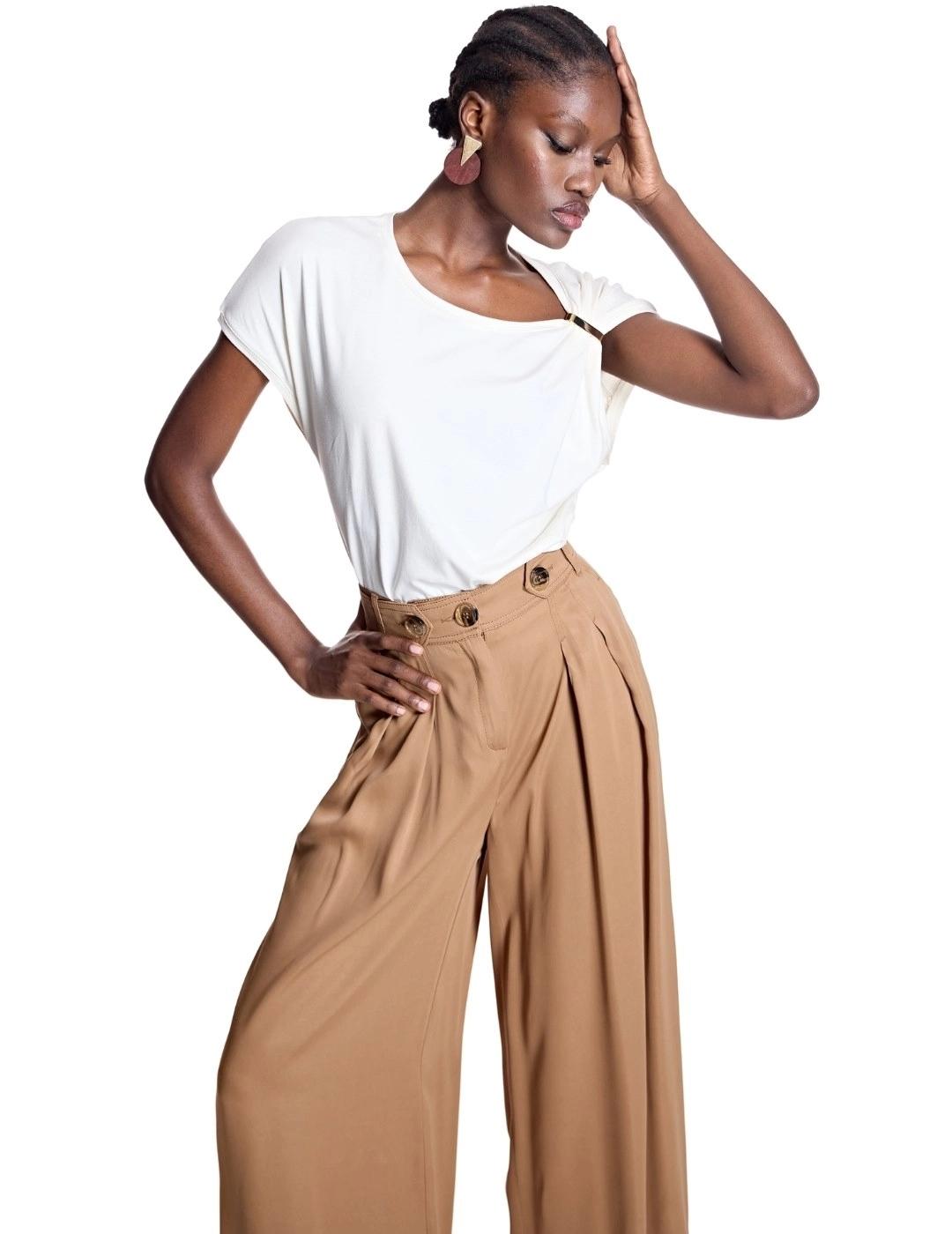 Alba Conde Camiseta blanca con aplique en hombro