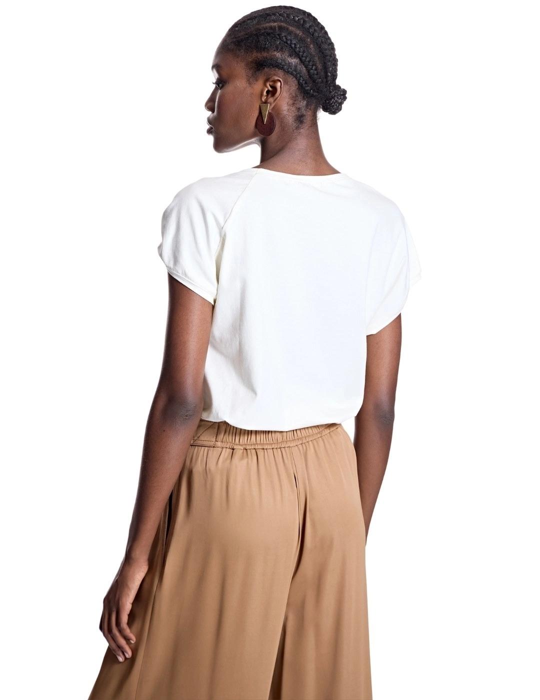 Alba Conde Camiseta blanca con aplique en hombro