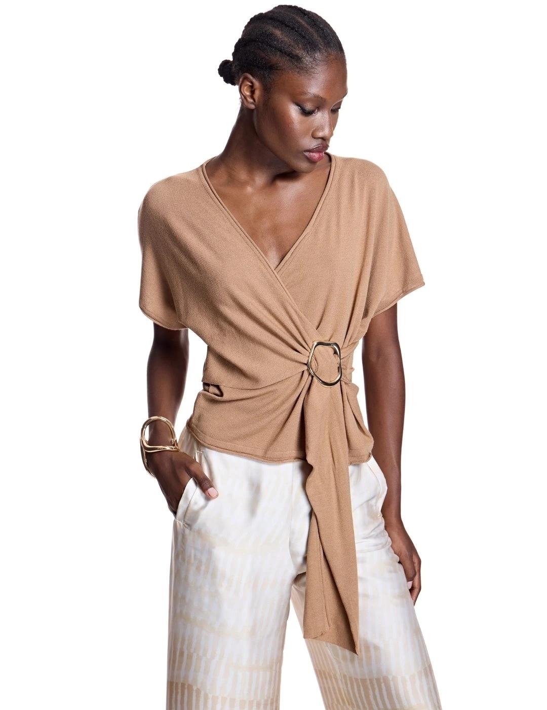 Alba Conde Top de punto camel cruzado con aplique