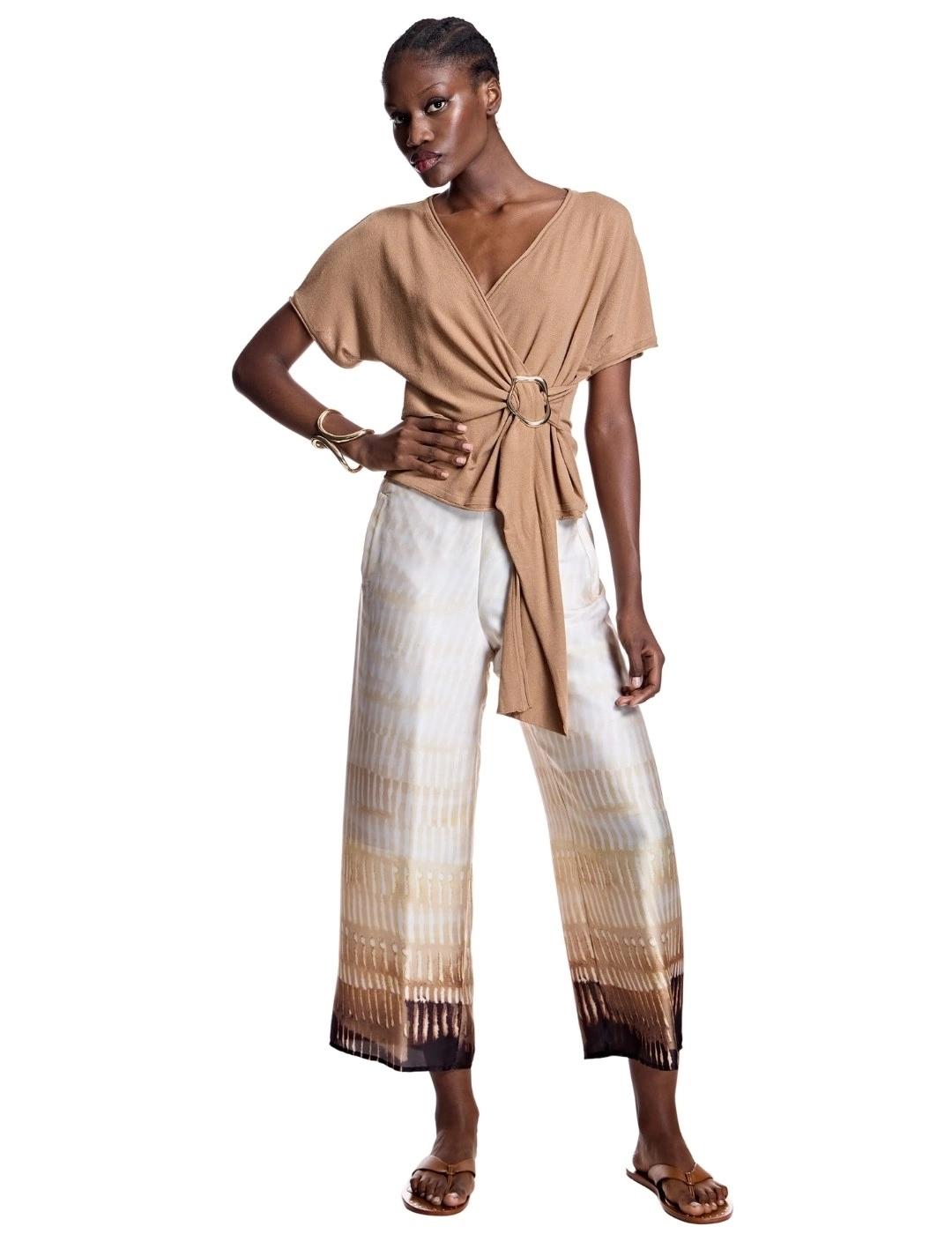 Alba Conde Top de punto camel cruzado con aplique