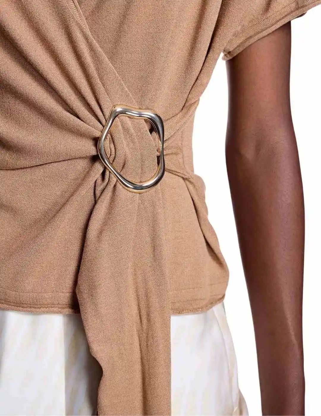 Alba Conde Top de punto camel cruzado con aplique