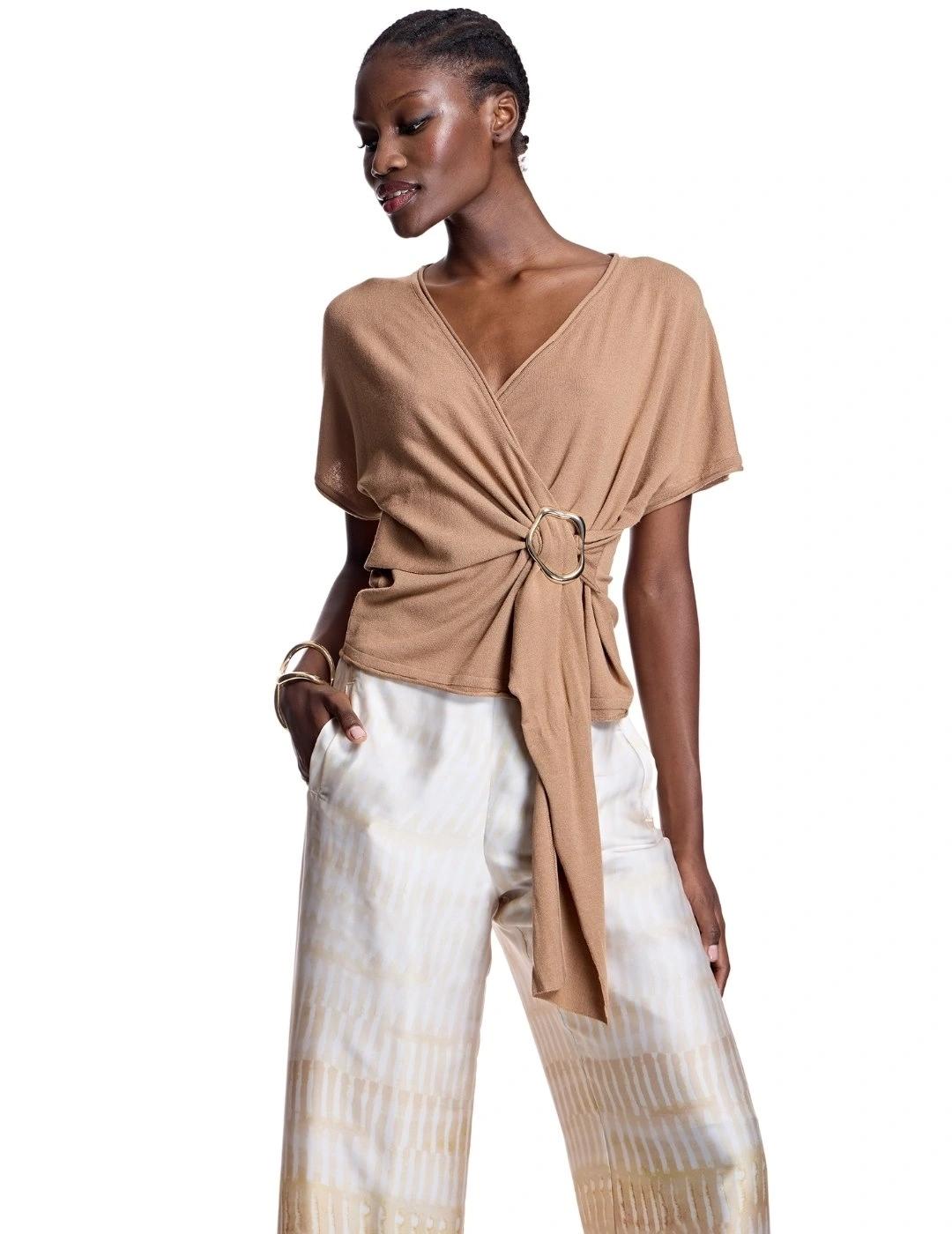 Alba Conde Top de punto camel cruzado con aplique