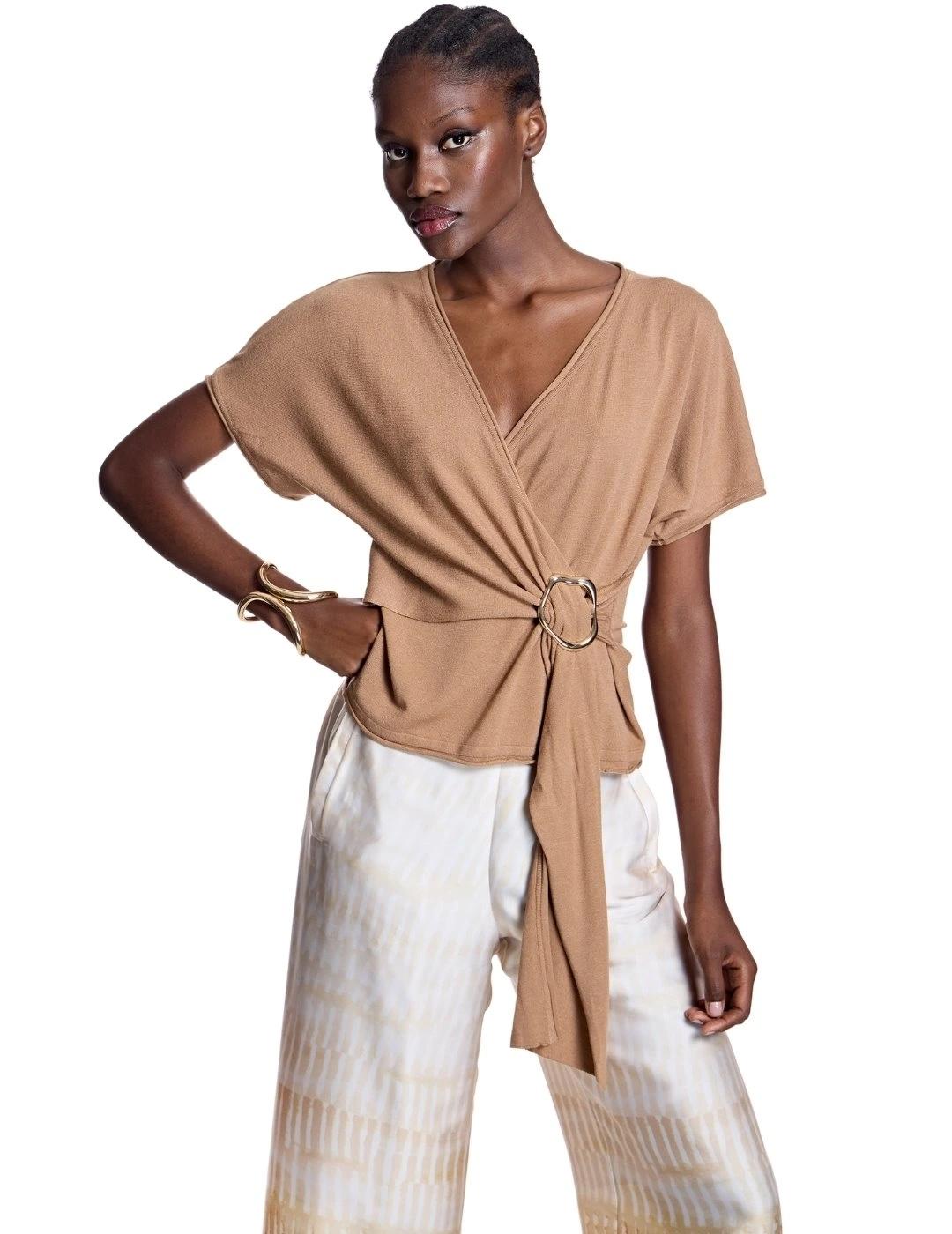 Alba Conde Top de punto camel cruzado con aplique