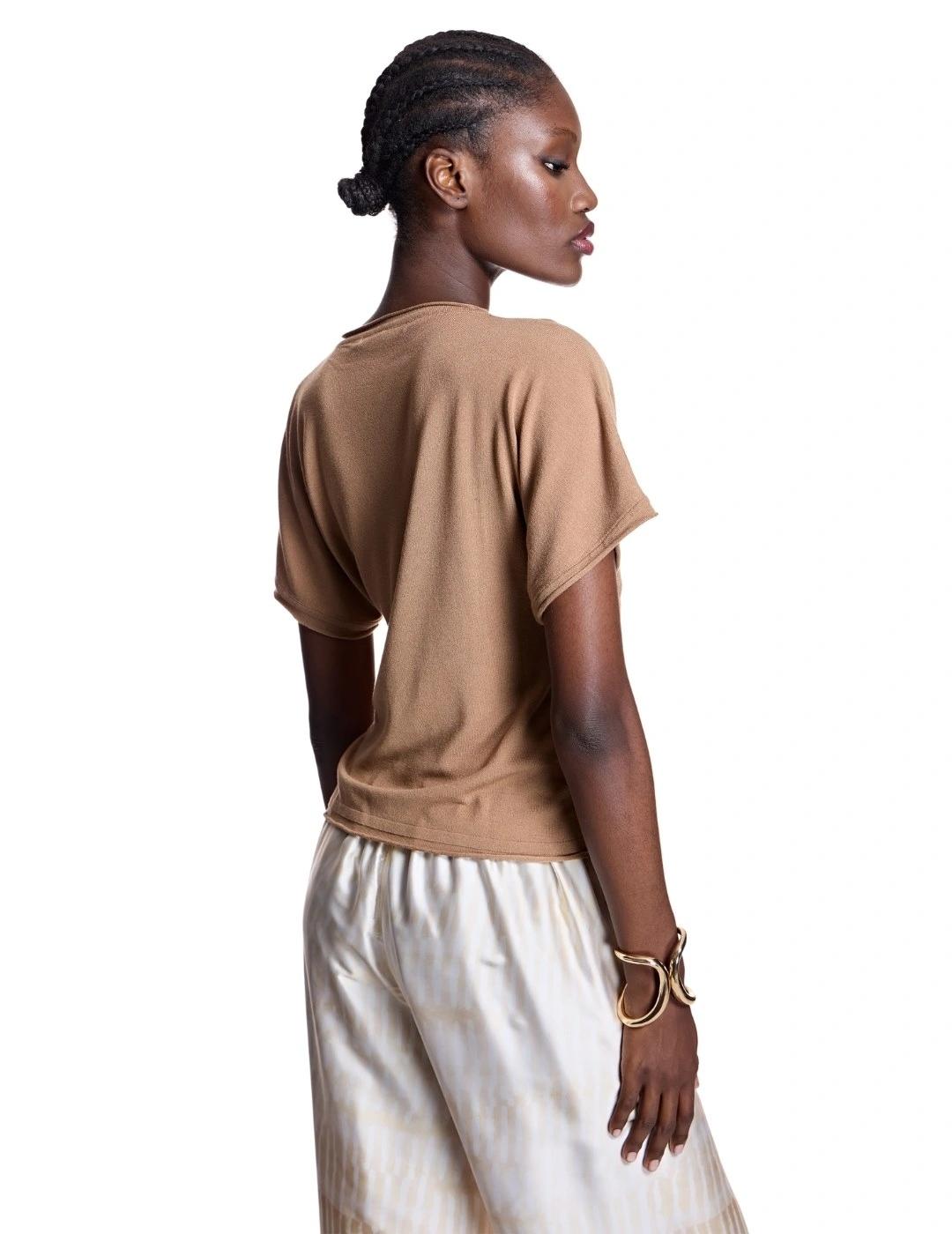 Alba Conde Top de punto camel cruzado con aplique