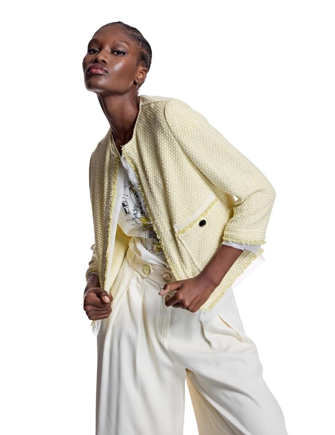 Alba Conde Chaqueta estilo chanel amarilla pastel