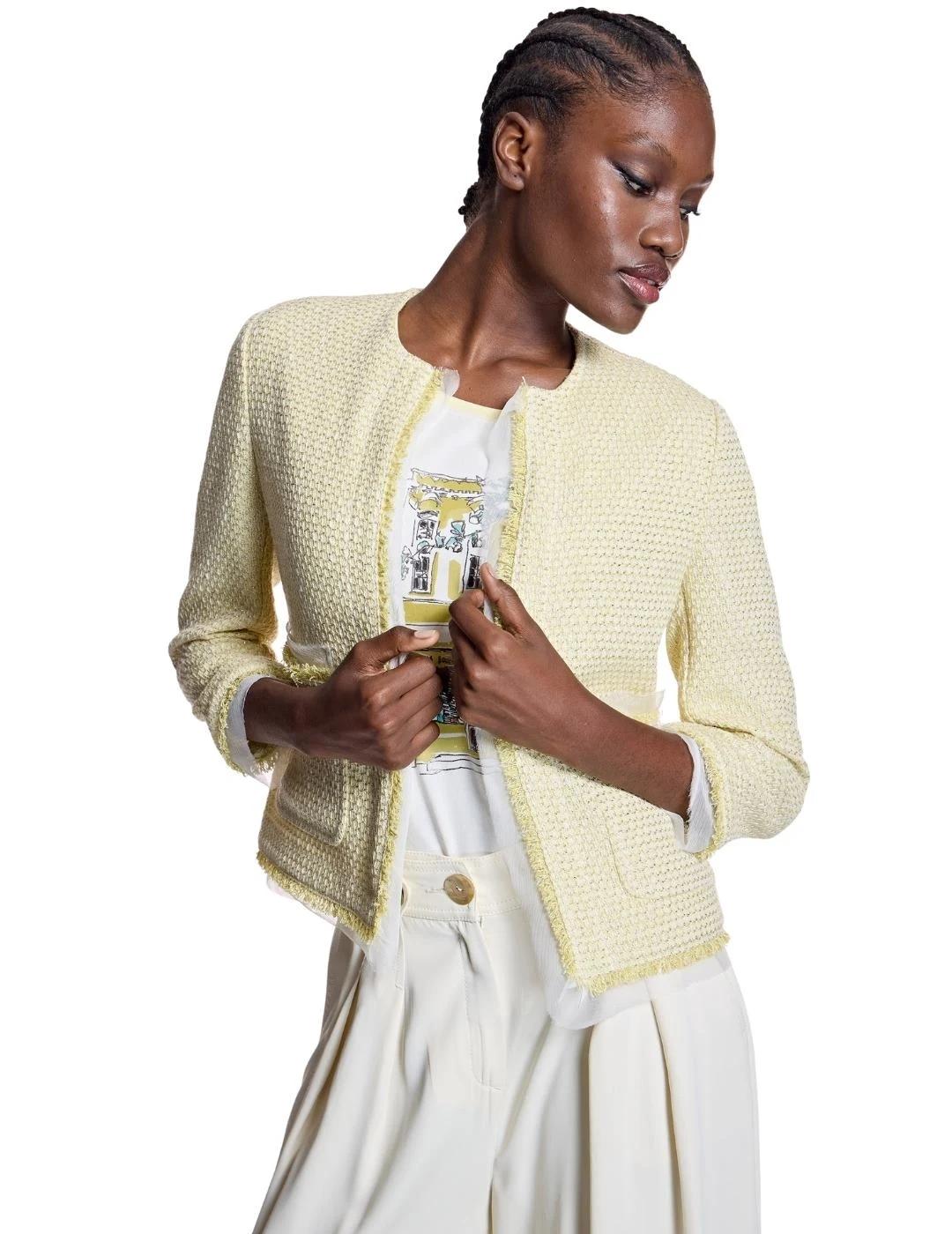 Alba Conde Chaqueta estilo chanel amarilla pastel