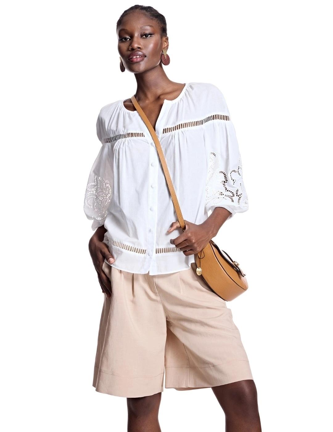 Alba Conde Blusa Blanca detalles calados