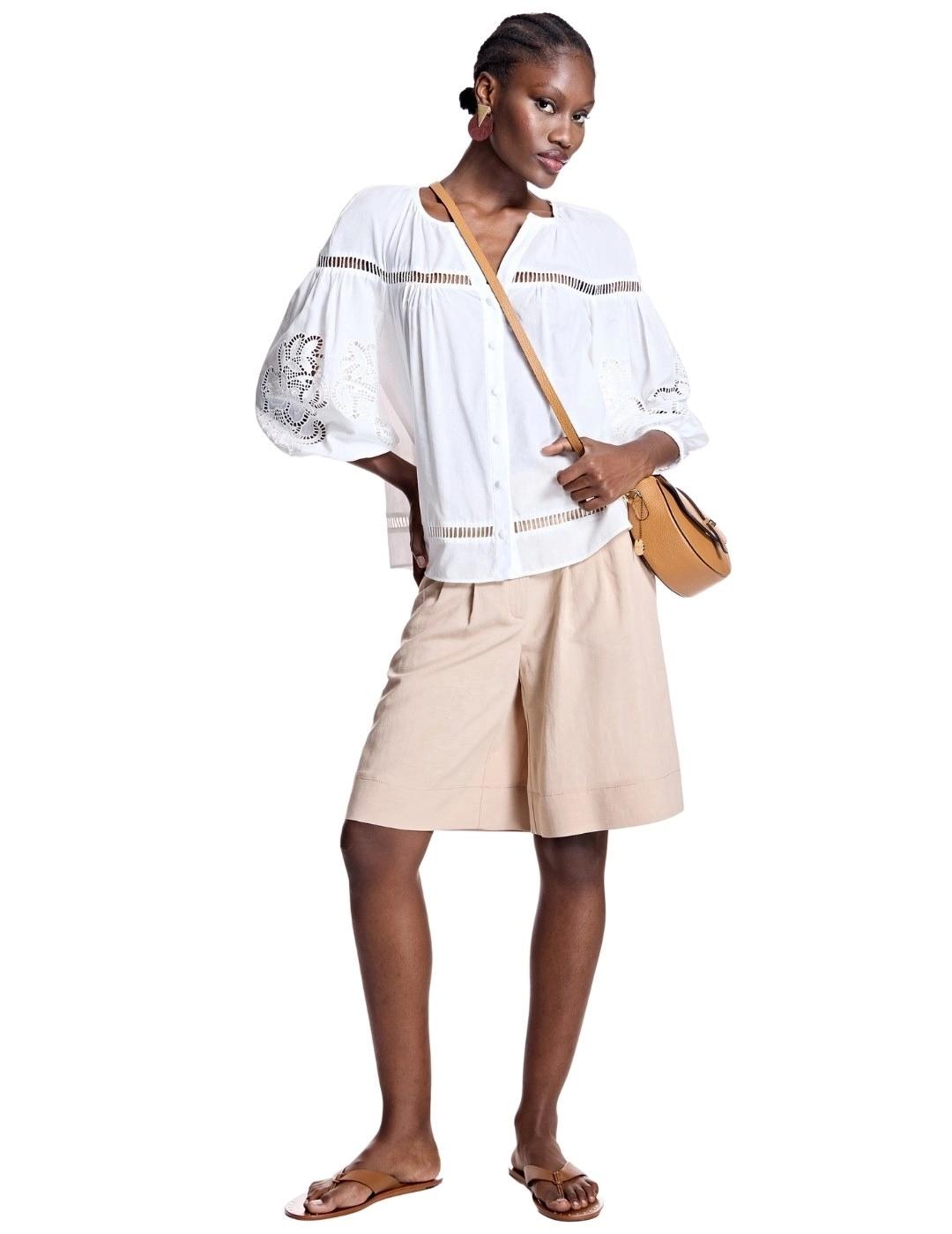 Alba Conde Blusa Blanca detalles calados