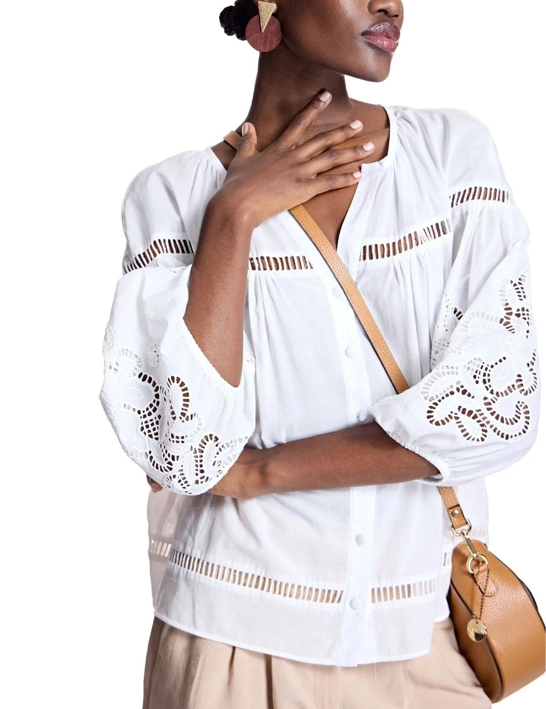 Alba Conde Blusa Blanca detalles calados