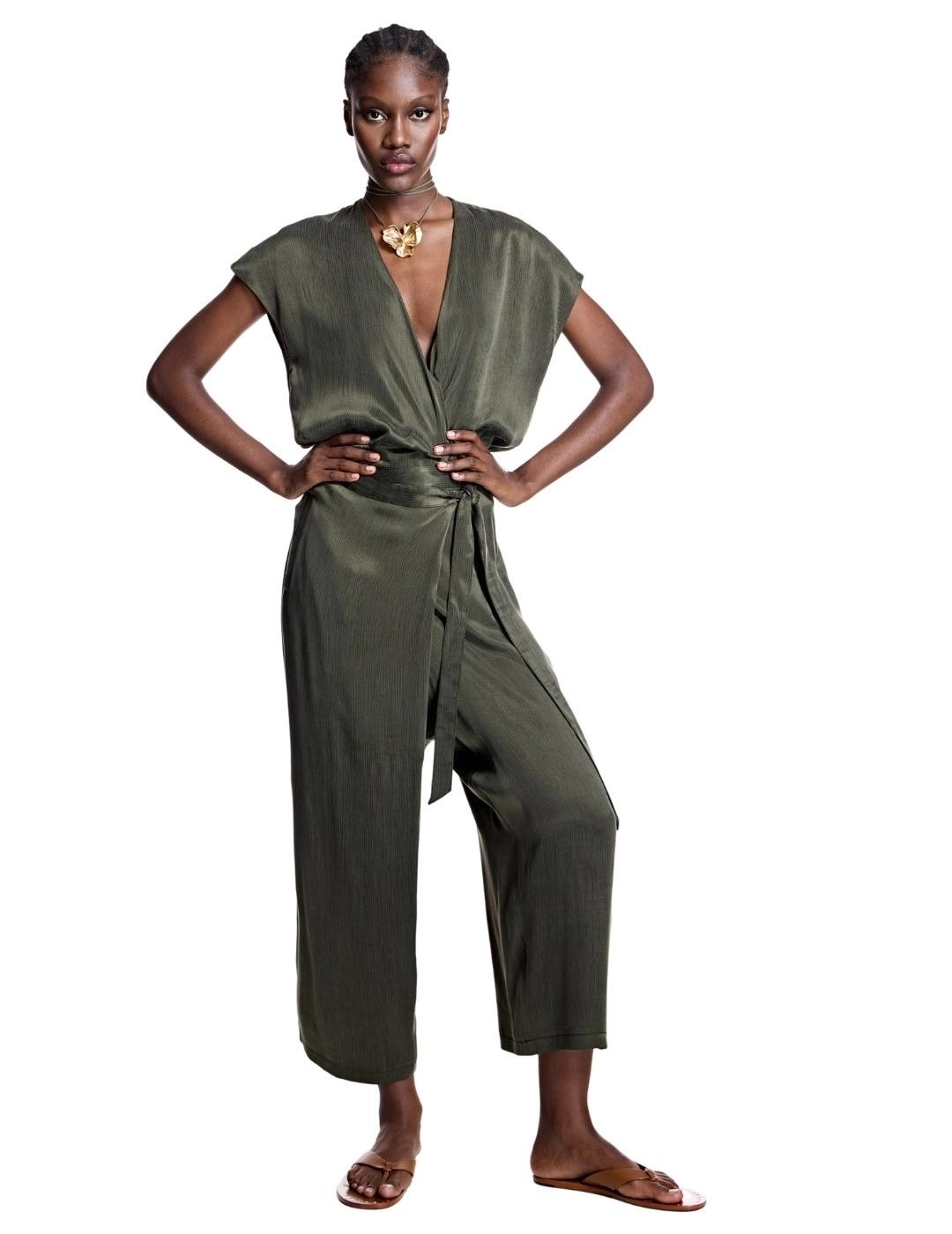 Alba Conde Blusa cruzada verde kaki