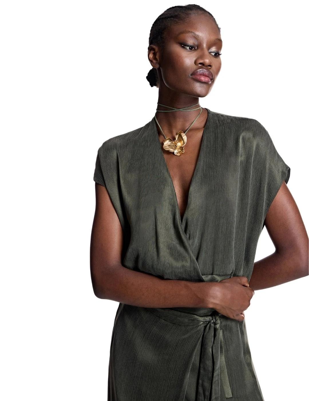 Alba Conde Blusa cruzada verde kaki