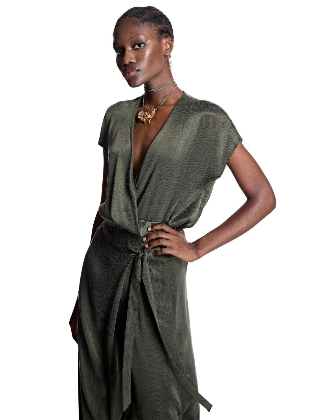 Alba Conde Blusa cruzada verde kaki