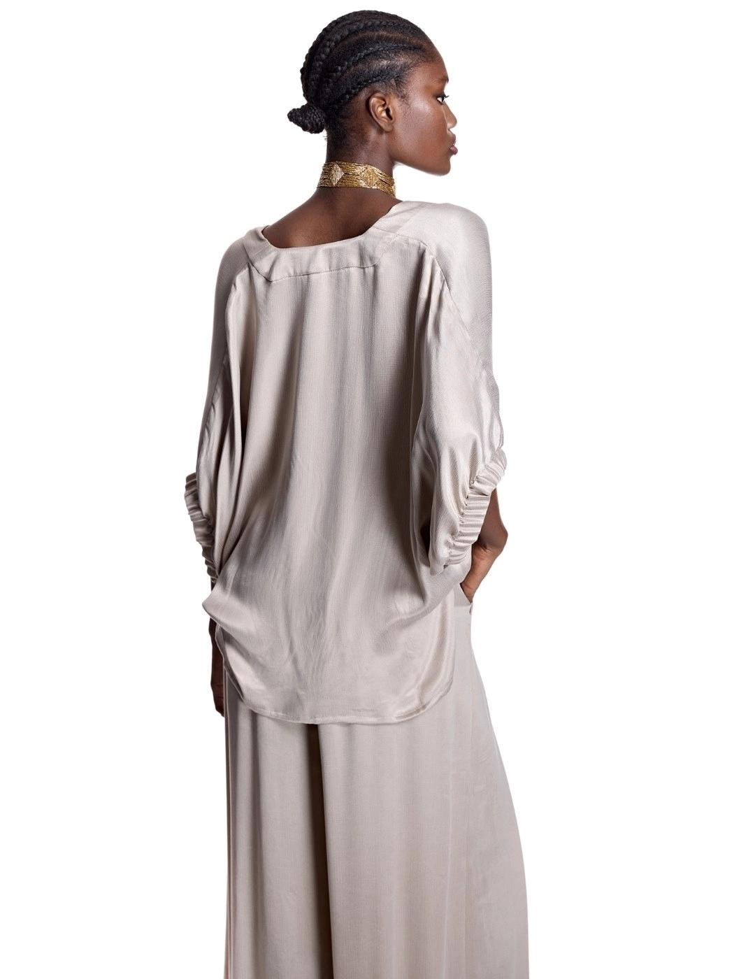 Alba Conde Blusa fluida satinada piedra